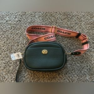 💚 NWT Coach Camera Crossbody Bag in amazon green with two straps.